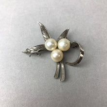 Load image into Gallery viewer, Vintage Sterling Cultured Pearl Ribbon Feather Brooch Pin (1.75")
