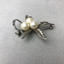 Load image into Gallery viewer, Vintage Sterling Cultured Pearl Ribbon Feather Brooch Pin (1.75")
