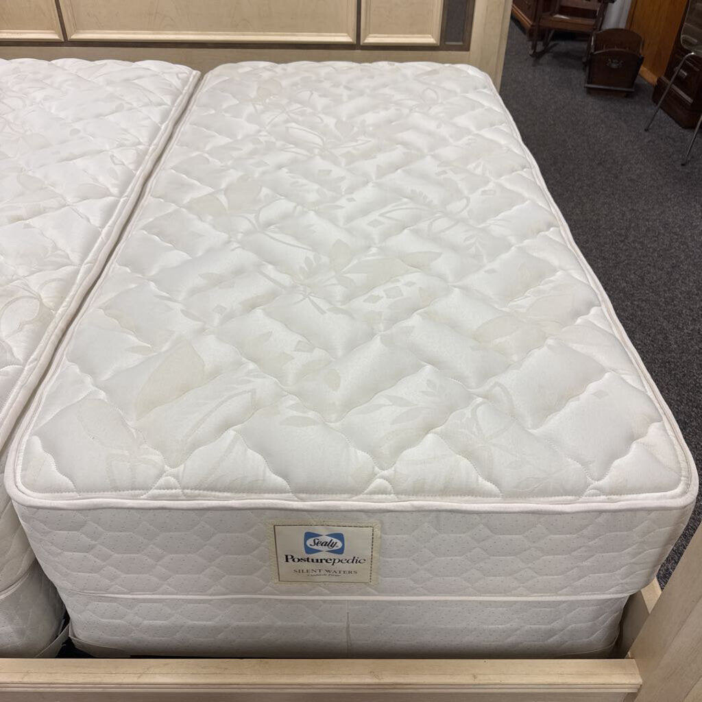 Sealy Posturepedic Twin Mattress/Boxspring