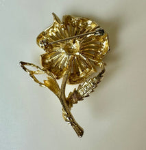 Load image into Gallery viewer, Vintage Lisner Goldtone Faux Pearl Flower Brooch Pin (2.25&quot;)
