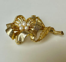 Load image into Gallery viewer, Vintage Lisner Goldtone Faux Pearl Flower Brooch Pin (2.25&quot;)

