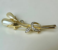 Load image into Gallery viewer, Vintage Goldtone Faux Pearl Rhinestone Calla Lily Brooch Pin (3&quot;)
