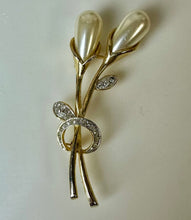 Load image into Gallery viewer, Vintage Goldtone Faux Pearl Rhinestone Calla Lily Brooch Pin (3&quot;)
