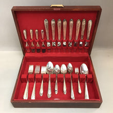 Load image into Gallery viewer, Wm. Rogers 'Regent' Silverplate Flatware Set (71pc)
