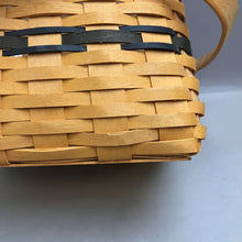Load image into Gallery viewer, Longaberger Harbor Basket w/ Insert (1998 (~8x10x9)
