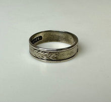 Load image into Gallery viewer, Vintage Standard Silver IAH Etched Detail Band Ring sz 6
