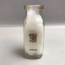 Load image into Gallery viewer, Wynet Farms Dairy Davenport Iowa Milk Bottle (5&quot;)

