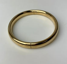 Load image into Gallery viewer, 14K Gold Resin Core Hinged Magnetic Closure Bangle Bracelet 7.5&quot; Inside Diameter (9.4g)
