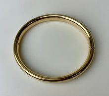 Load image into Gallery viewer, 14K Gold Resin Core Hinged Magnetic Closure Bangle Bracelet 7.5&quot; Inside Diameter (9.4g)

