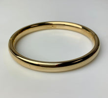 Load image into Gallery viewer, 14K Gold Resin Core Hinged Magnetic Closure Bangle Bracelet 7.5&quot; Inside Diameter (9.4g)

