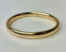 Load image into Gallery viewer, 14K Gold Resin Core Hinged Magnetic Closure Bangle Bracelet 7.5&quot; Inside Diameter (9.4g)
