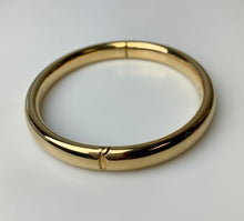 Load image into Gallery viewer, 14K Gold Resin Core Hinged Magnetic Closure Bangle Bracelet 7.5&quot; Inside Diameter (9.4g)
