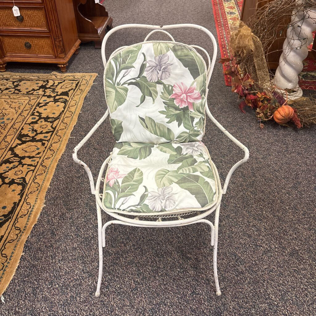 White Metal Chair (33x21x22)