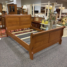 Load image into Gallery viewer, Simply Amish Oak Queen Sleigh Bed (46x64x88)
