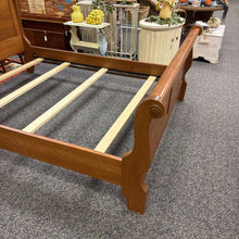 Load image into Gallery viewer, Simply Amish Oak Queen Sleigh Bed (46x64x88)
