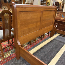 Load image into Gallery viewer, Simply Amish Oak Queen Sleigh Bed (46x64x88)
