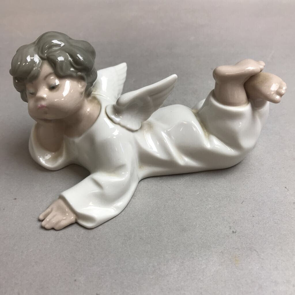 Lladro Angel Laying Down Figurine #4541 (3x5.25x4)