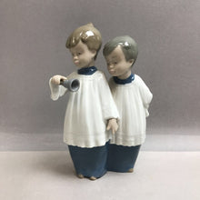 Load image into Gallery viewer, Lladro NAO Choir Boys Figurine (7&quot;)
