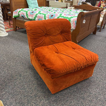 Load image into Gallery viewer, Flexsteel Rust Chair (28x29x34)
