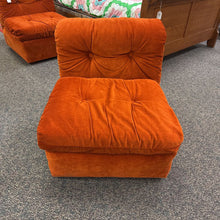 Load image into Gallery viewer, Flexsteel Rust Chair (28x29x34)
