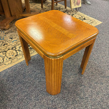 Load image into Gallery viewer, End Table (19x19x22)
