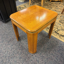 Load image into Gallery viewer, End Table (19x19x22)
