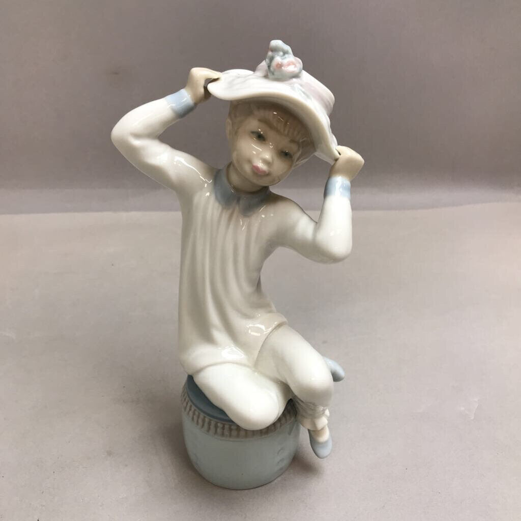 Lladro 1147 Little Girl Sitting on Barrel w/ Bonnet Figurine (8