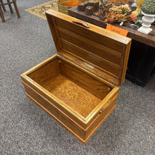 Load image into Gallery viewer, Oak Trunk (14x31x19)
