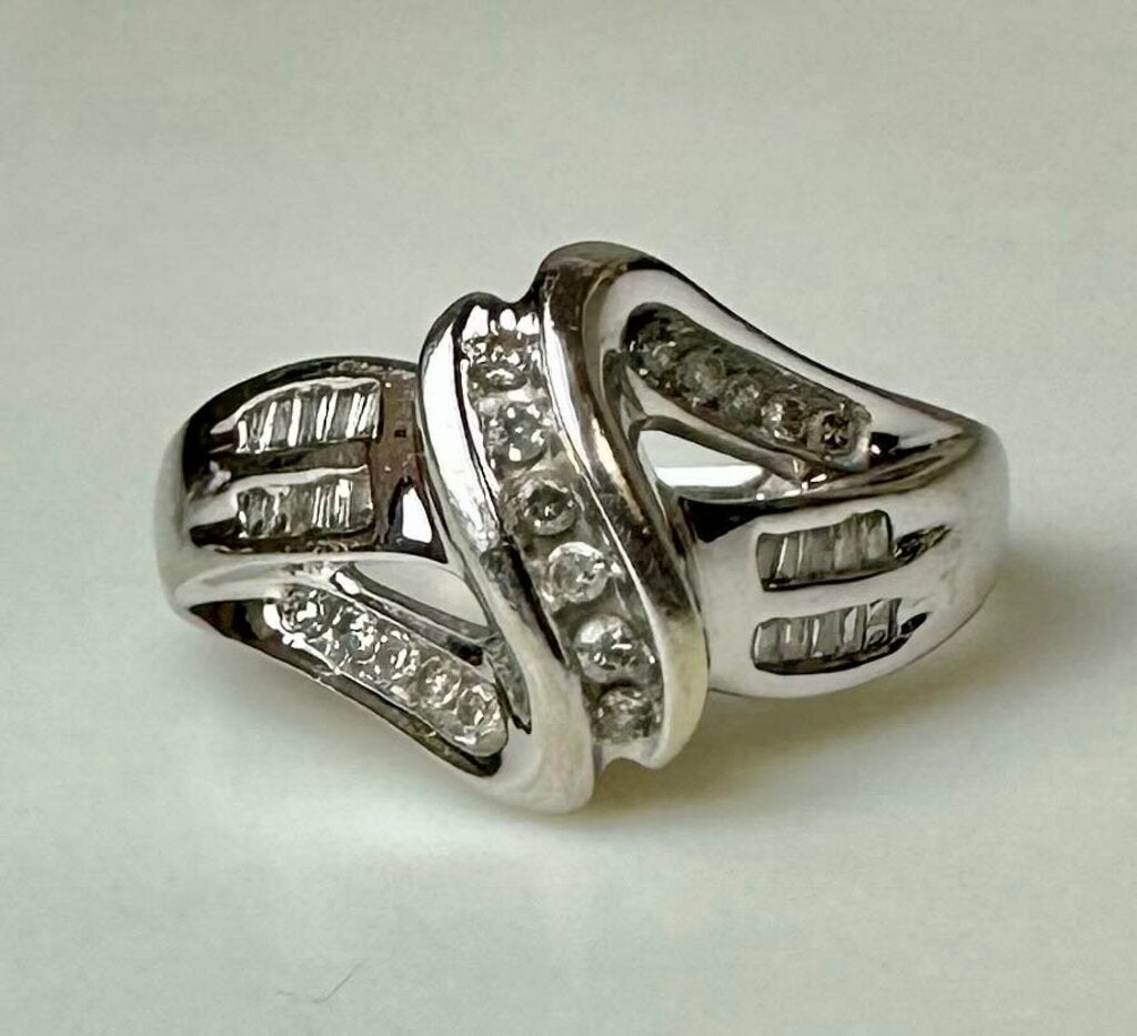 10K White Gold Diamond Ring sz 7 (3.2g)