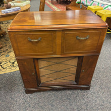 Load image into Gallery viewer, Victrola Radio (36x34x19)
