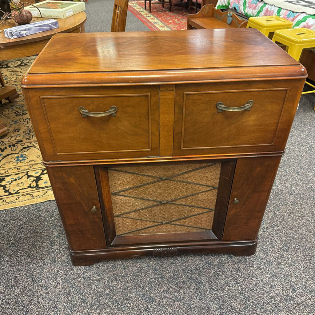 Victrola Radio (36x34x19)