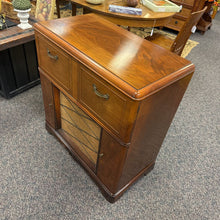 Load image into Gallery viewer, Victrola Radio (36x34x19)
