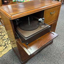 Load image into Gallery viewer, Victrola Radio (36x34x19)
