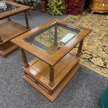 Load image into Gallery viewer, Leick Oak End Table (22x18x24)
