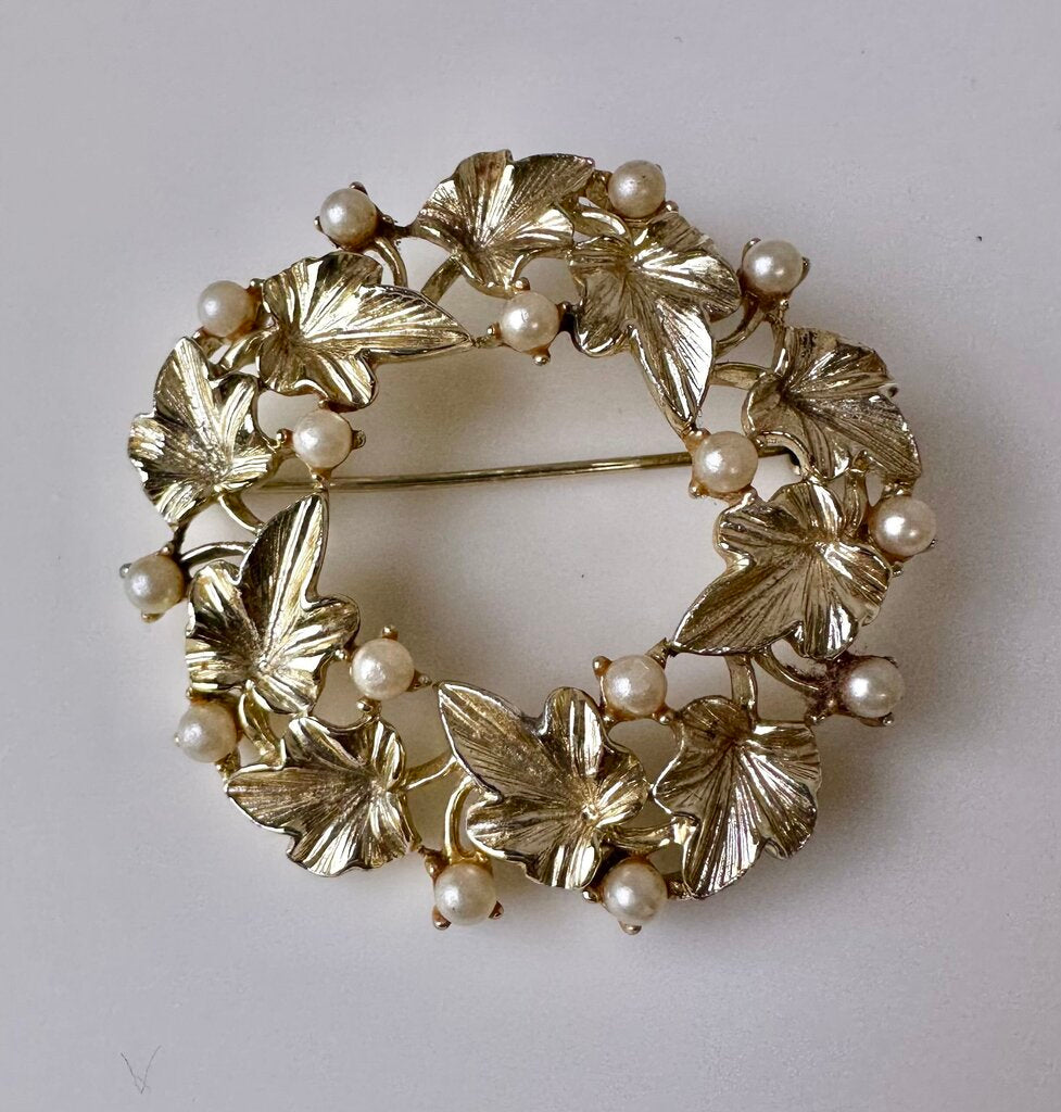 Vintage Lisner Goldtone Faux Pearl Leafy Wreath Brooch Pin (2