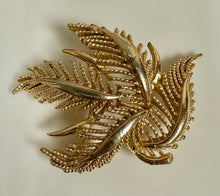 Load image into Gallery viewer, VIntage Lisner Goldtone Twisted Leaf Brooch Pin (3")
