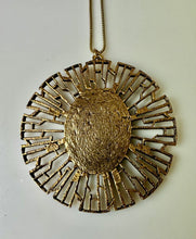 Load image into Gallery viewer, Vintage Goldtone Nephrite Jade Chip Stylized Sunburst Pendant on 18&quot; Chain
