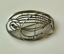 Load image into Gallery viewer, Vintage Sterling Macintosh Carrick Jewelers Stylized Oval Brooch Pin (1.5")

