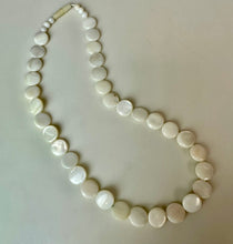 Load image into Gallery viewer, Vintage Mother of Pearl Disc Bead Barrel Clasp Necklace (17")
