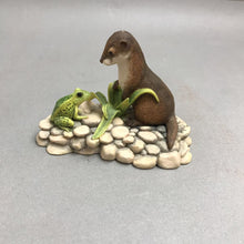 Load image into Gallery viewer, Border Fine Arts Otter w/ Frog Ray Ayres Figurine (5x4)
