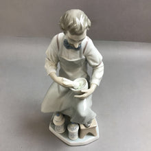 Load image into Gallery viewer, Lladro 4844 The Pharmacist Spain Porcelain Figurine (13")

