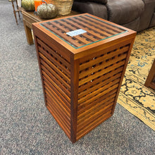 Load image into Gallery viewer, End Table (24x14x14)
