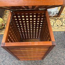 Load image into Gallery viewer, End Table (24x14x14)
