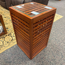 Load image into Gallery viewer, End Table (24x14x14)
