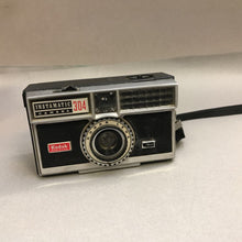 Load image into Gallery viewer, Vintage Kodak Instamatic 304 Camera Kit (3.25x10x4.25)
