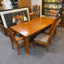 Load image into Gallery viewer, Table w/ 6 Chairs (30x40x18)
