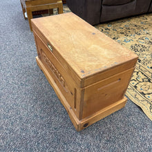Load image into Gallery viewer, Wood Chest / Trunk (18x31x16)
