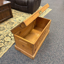 Load image into Gallery viewer, Wood Chest / Trunk (18x31x16)
