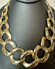 Load image into Gallery viewer, Vintage Goldtone Chunky Curb Chain Collar Necklace (18")
