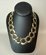 Load image into Gallery viewer, Vintage Goldtone Chunky Curb Chain Collar Necklace (18")
